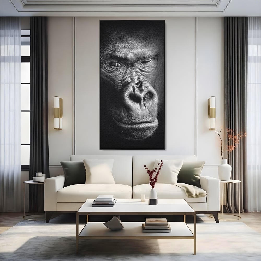 Tablou canvas cu tablou canvas cu portret de gorila, in rama de aluminiu negru, pe perete intr-un living